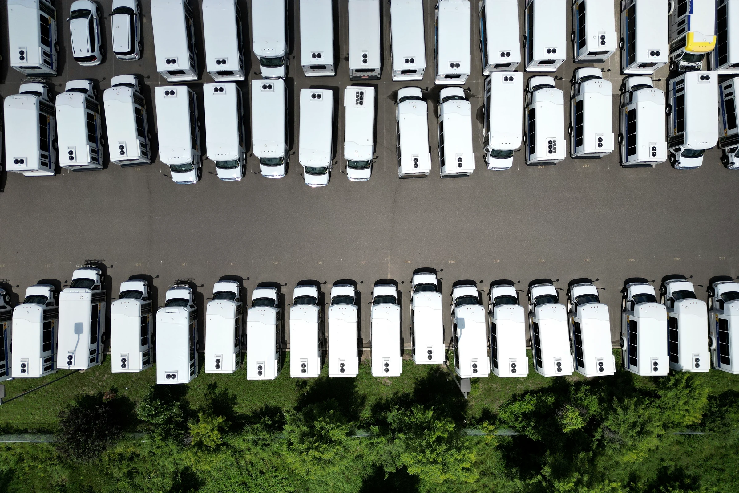 Fuhrpark mit zahlreichen Nutzfahrzeugen als Symbol für betriebliche Fahrzeugwerte